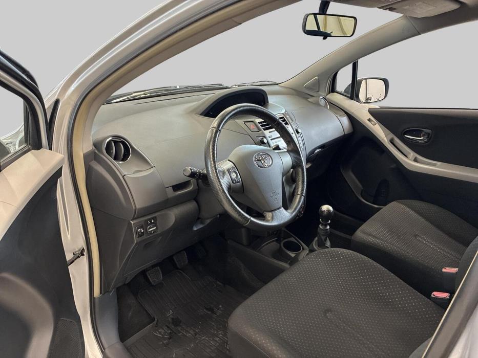 TOYOTA Yaris 2011