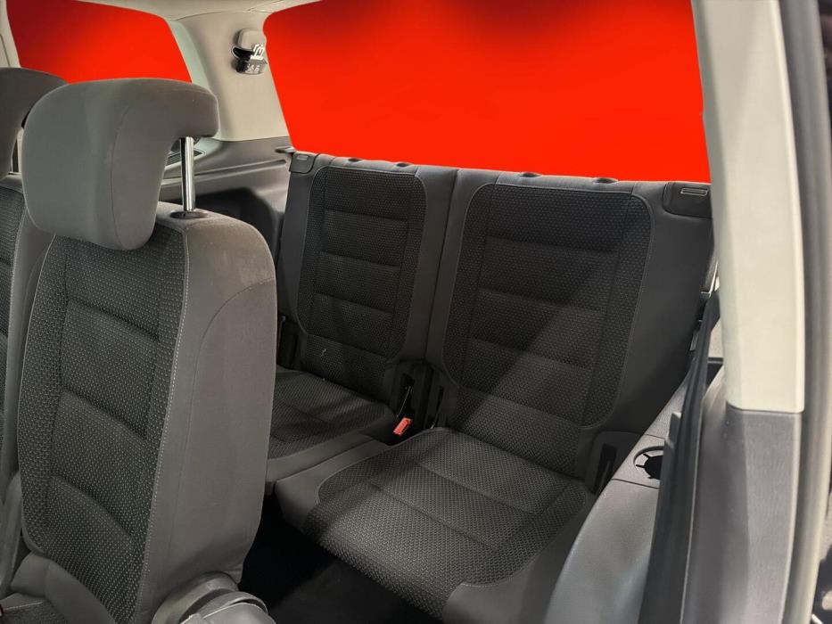 VOLKSWAGEN Touran 2015