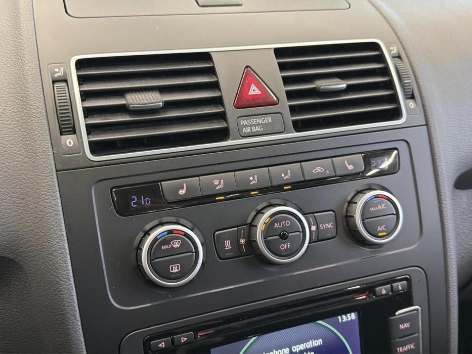 VOLKSWAGEN Touran 2015