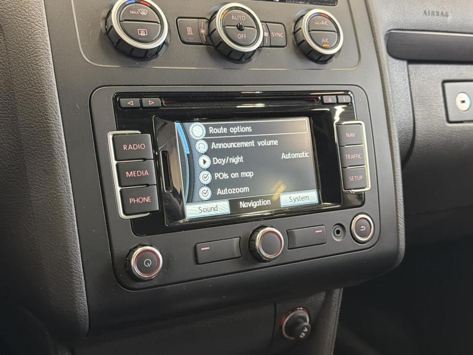 VOLKSWAGEN Touran 2015
