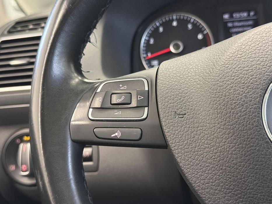 VOLKSWAGEN Touran 2015