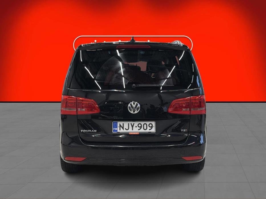 VOLKSWAGEN Touran 2015