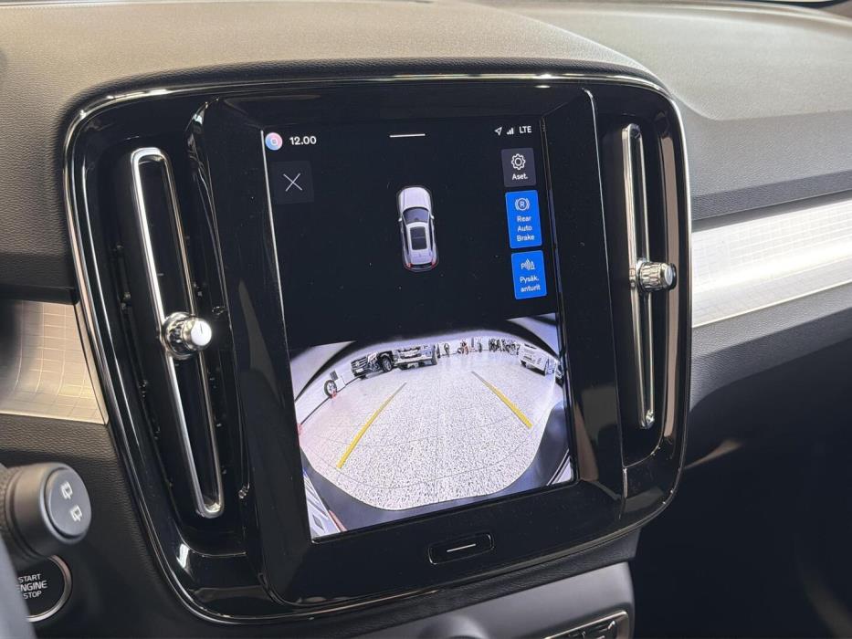 VOLVO XC40 2024