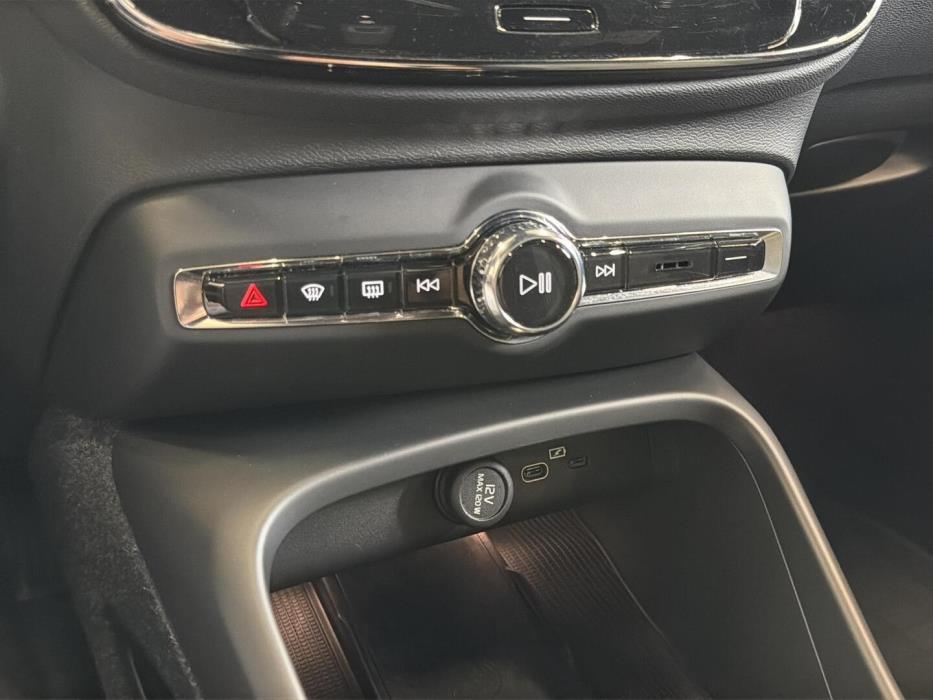 VOLVO XC40 2024