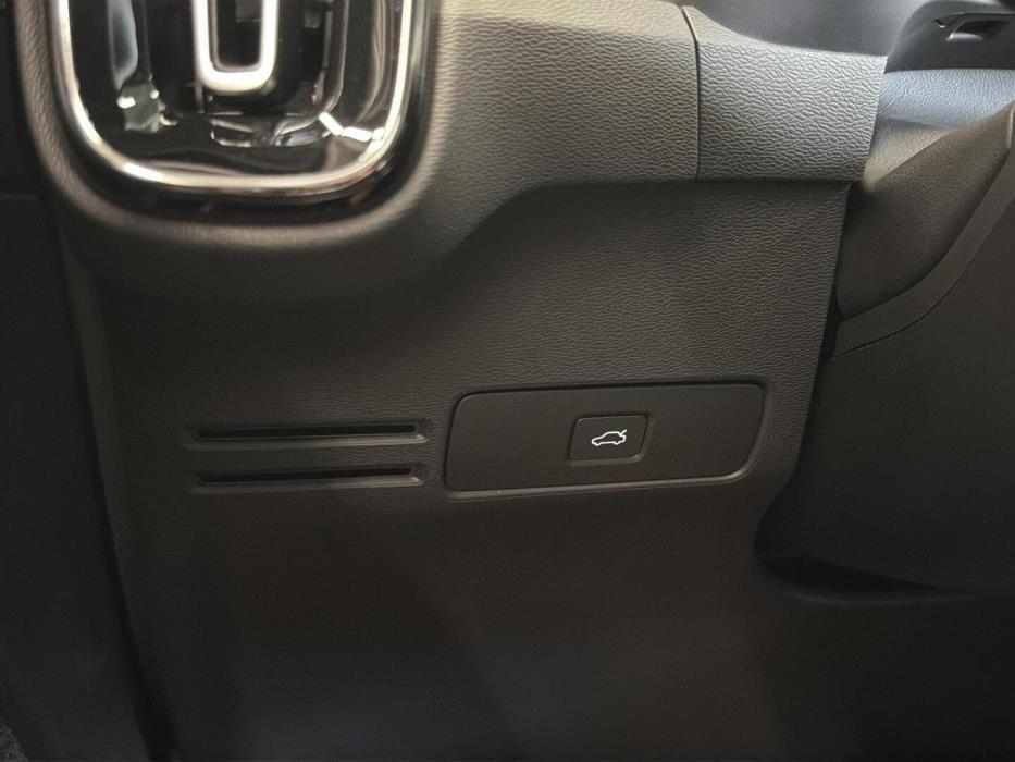 VOLVO XC40 2024