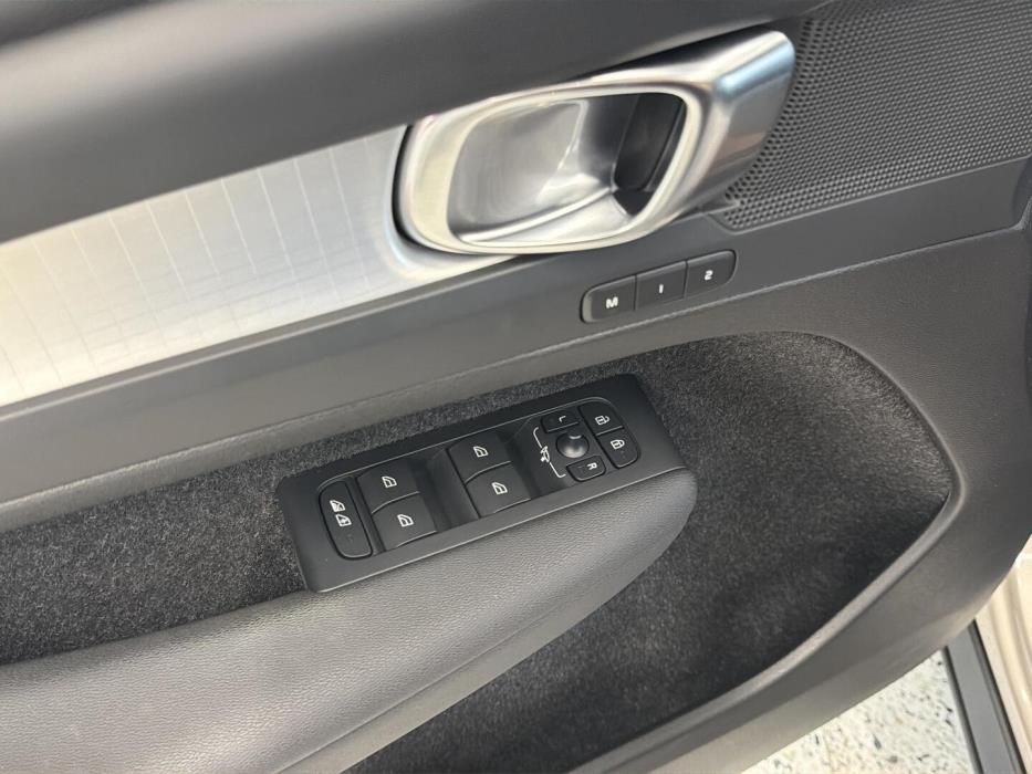 VOLVO XC40 2024
