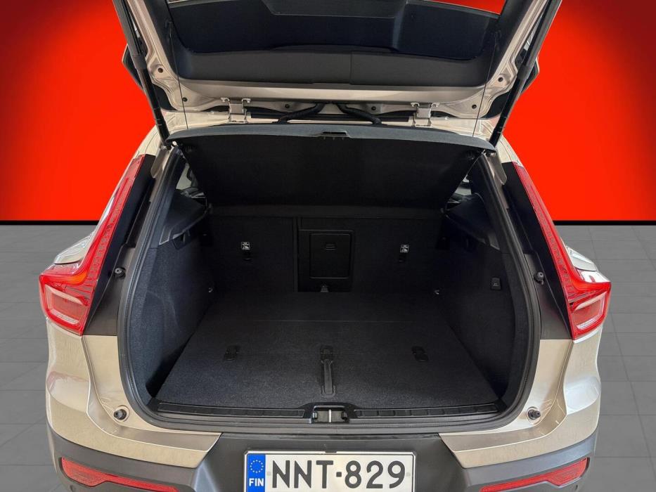 VOLVO XC40 2024