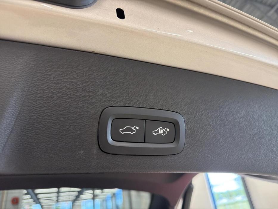 VOLVO XC40 2024