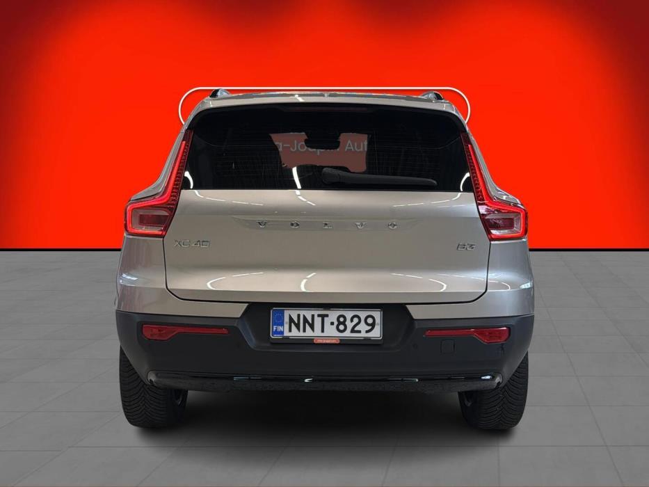 VOLVO XC40 2024