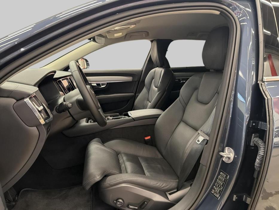 VOLVO V90 2025