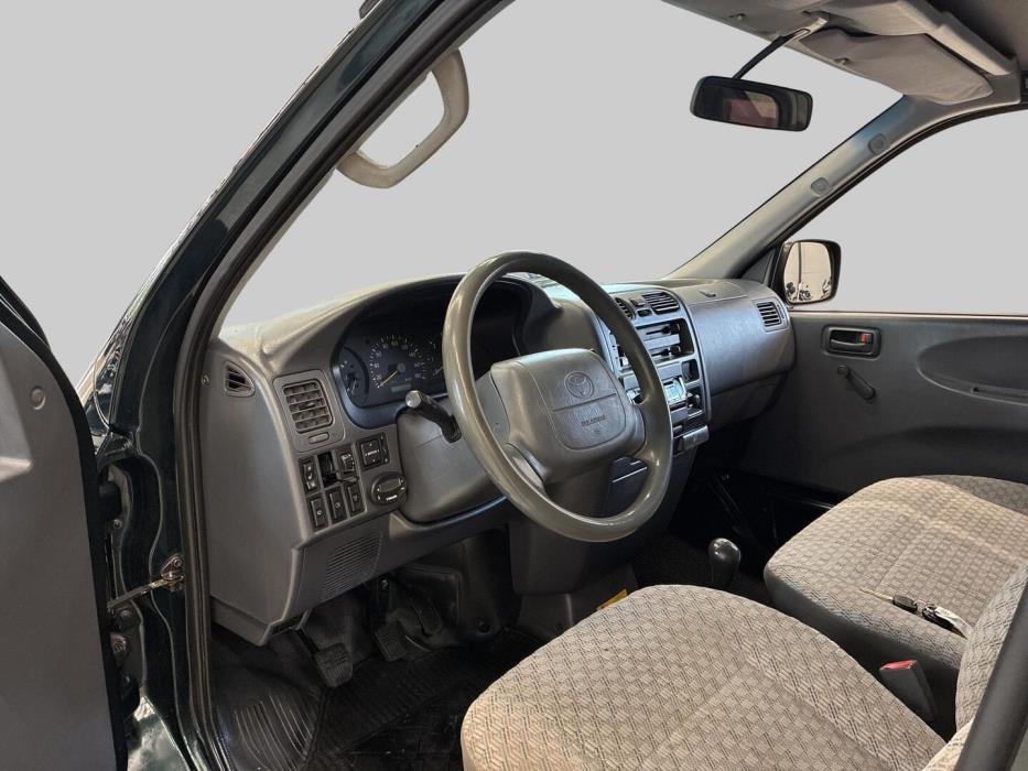 TOYOTA Hiace 2005