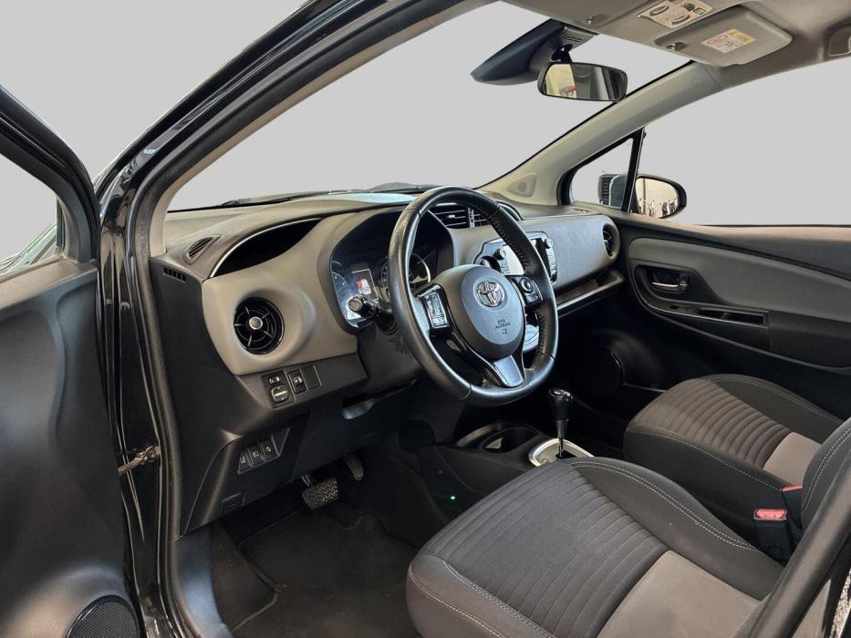 TOYOTA Yaris 2017