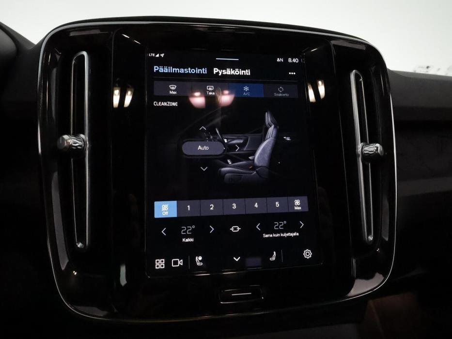VOLVO XC40 2023