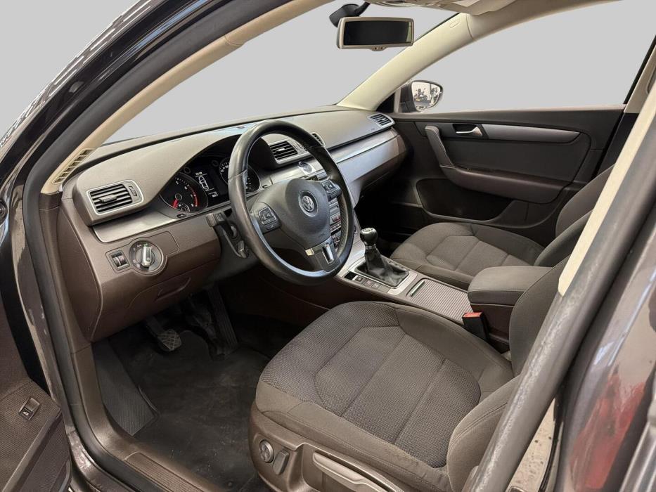 VOLKSWAGEN Passat 2011