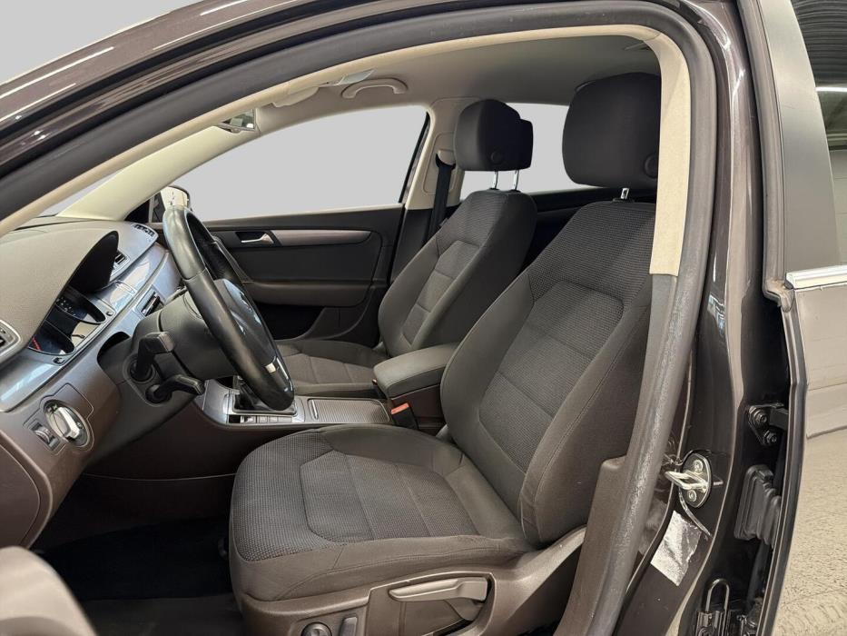 VOLKSWAGEN Passat 2011