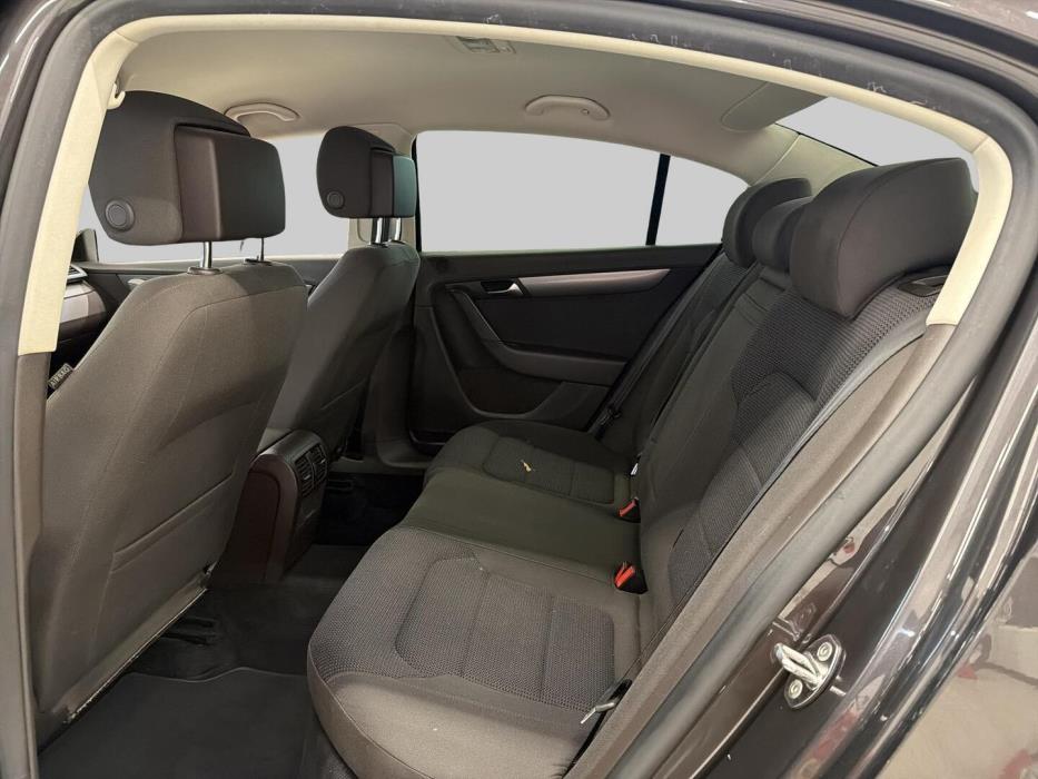 VOLKSWAGEN Passat 2011