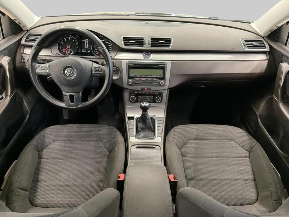 VOLKSWAGEN Passat 2011