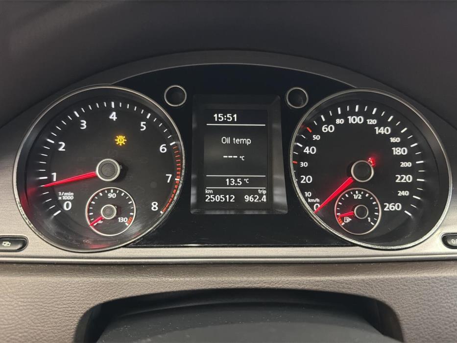 VOLKSWAGEN Passat 2011