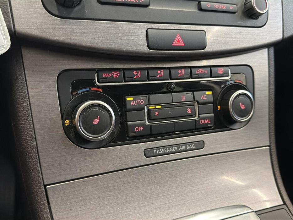 VOLKSWAGEN Passat 2011