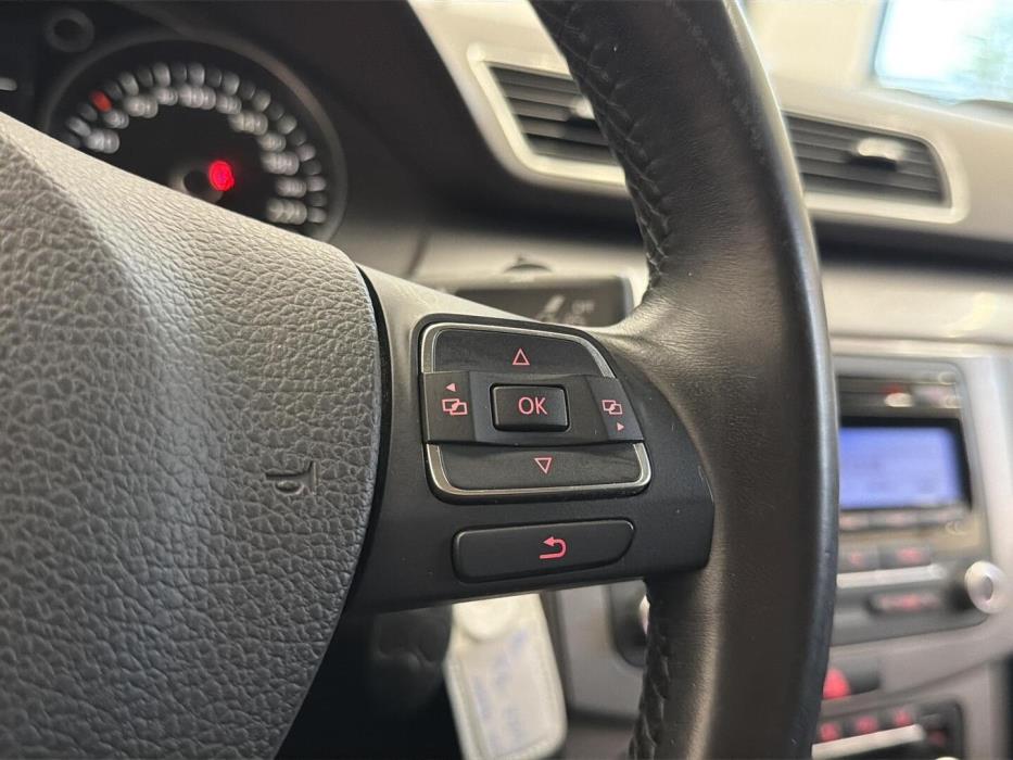 VOLKSWAGEN Passat 2011