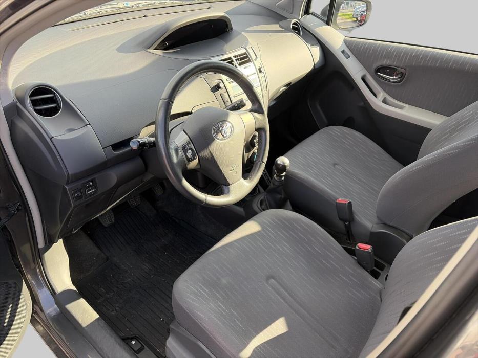 TOYOTA Yaris 2009