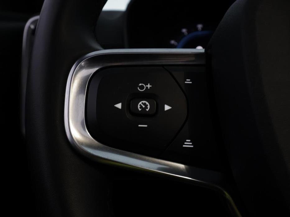 VOLVO XC40 2023