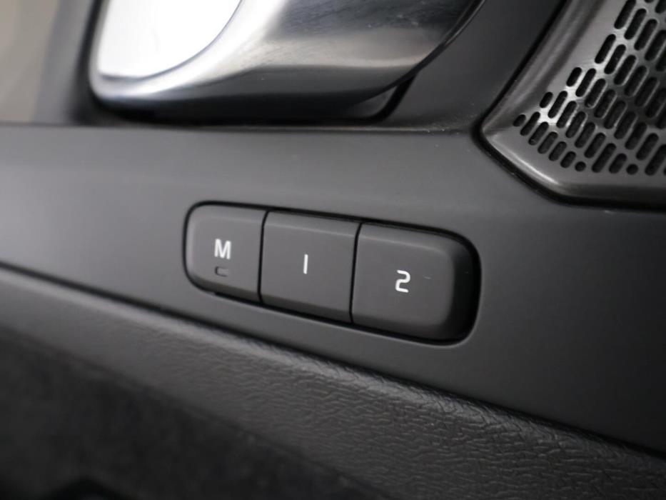 VOLVO XC40 2023