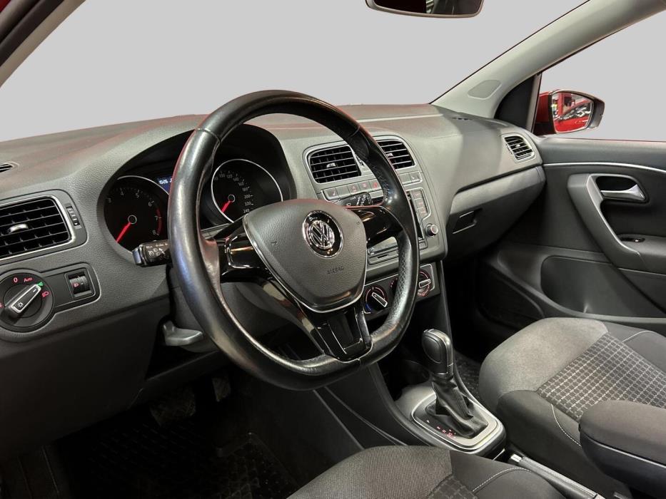 VOLKSWAGEN Polo 2015