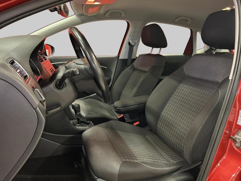 VOLKSWAGEN Polo 2015