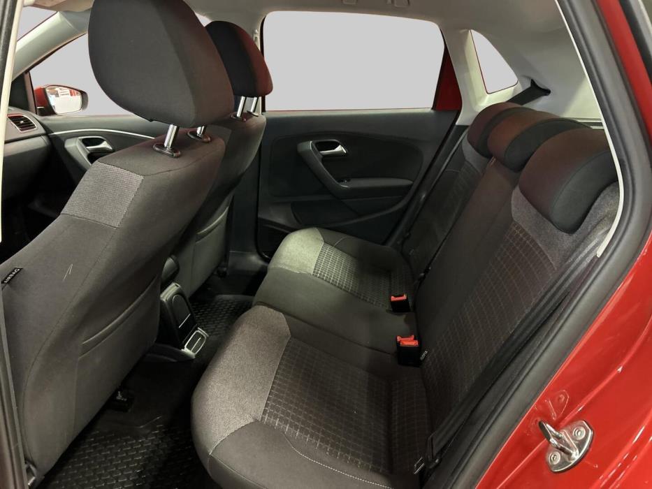VOLKSWAGEN Polo 2015