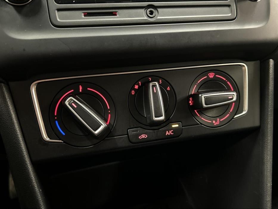 VOLKSWAGEN Polo 2015