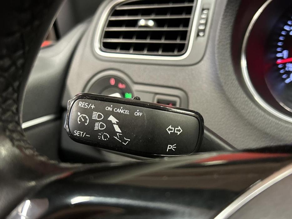 VOLKSWAGEN Polo 2015