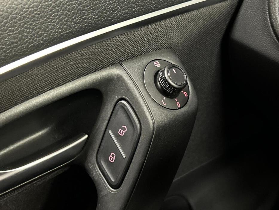 VOLKSWAGEN Polo 2015