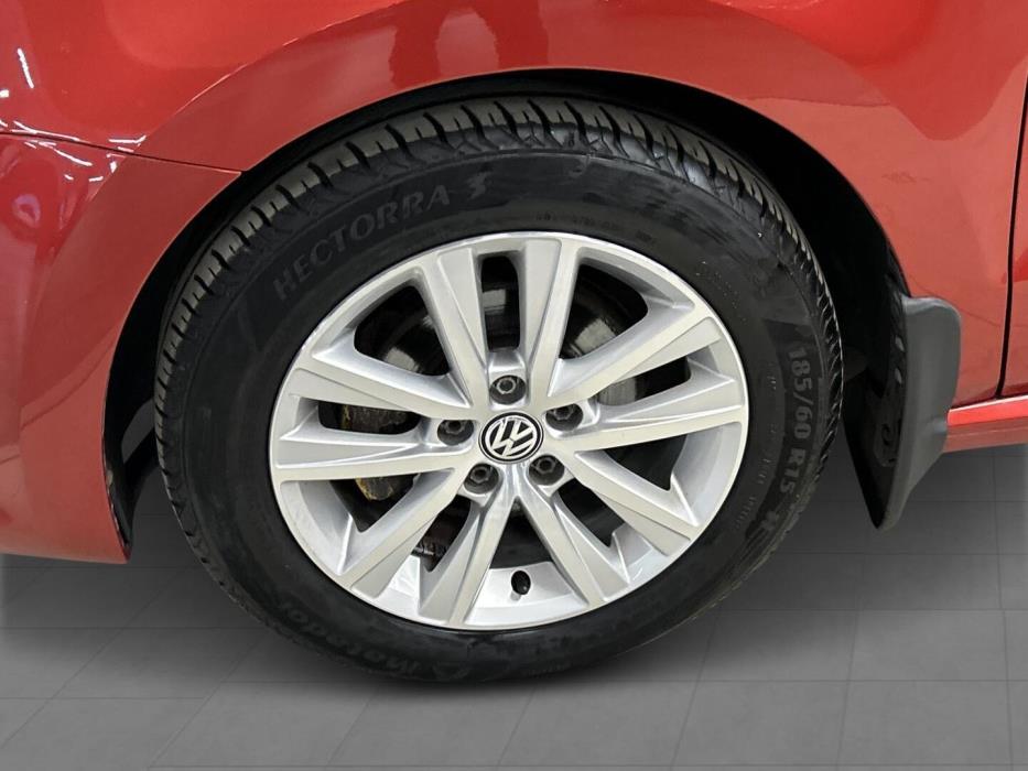 VOLKSWAGEN Polo 2015