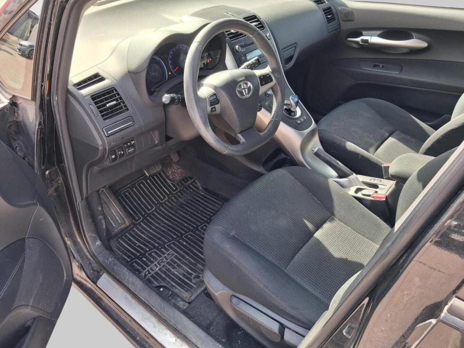 TOYOTA Auris 2011