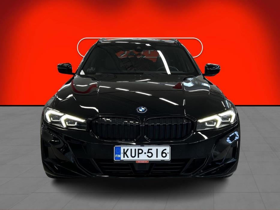 BMW 330 2023
