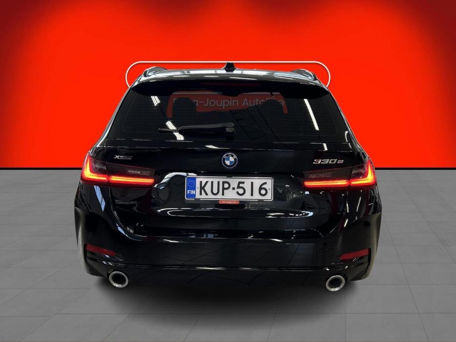 BMW 330 2023