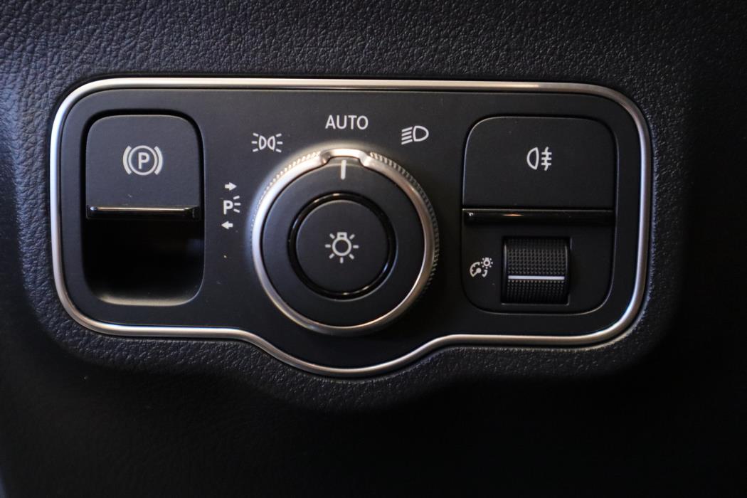 MERCEDES-BENZ EQA 2022