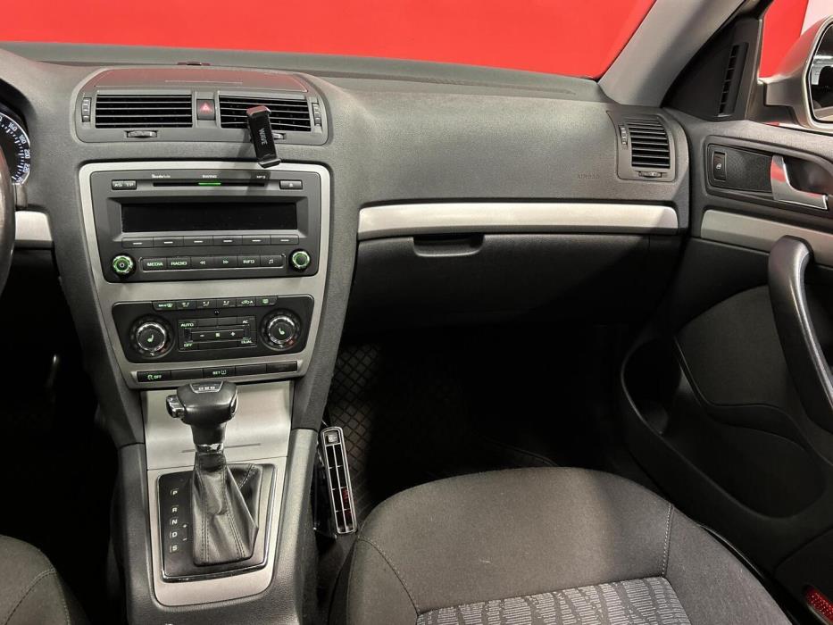 SKODA Octavia 2012