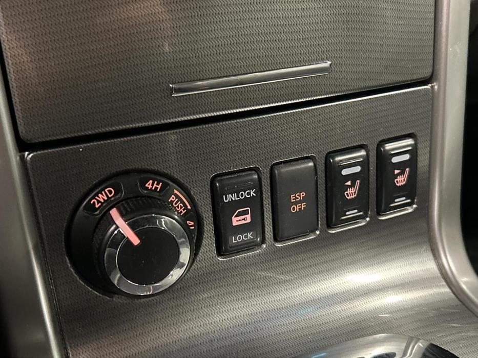 NISSAN Navara 2012