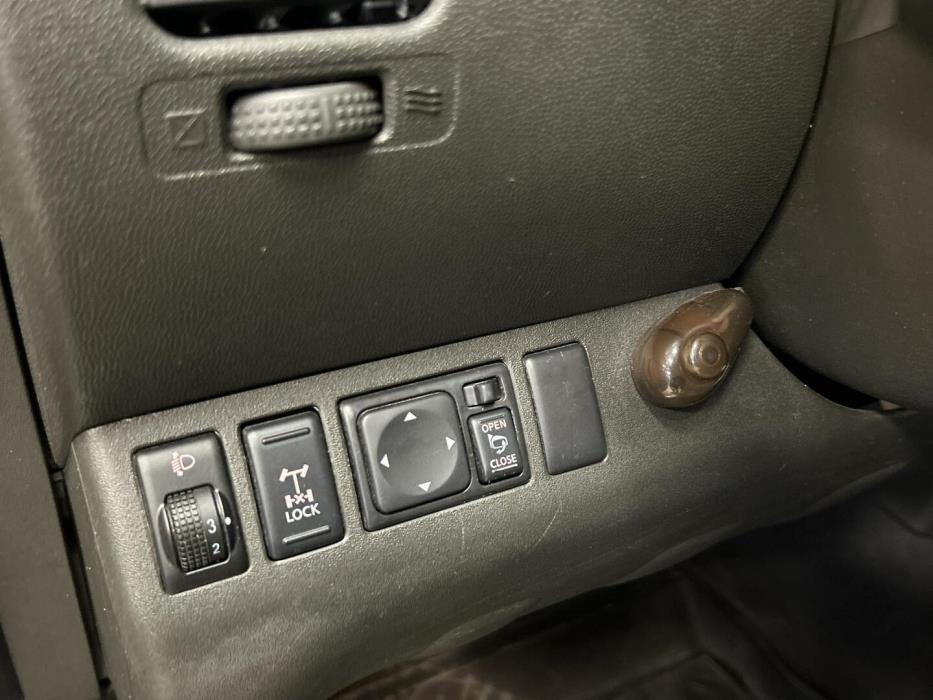 NISSAN Navara 2012