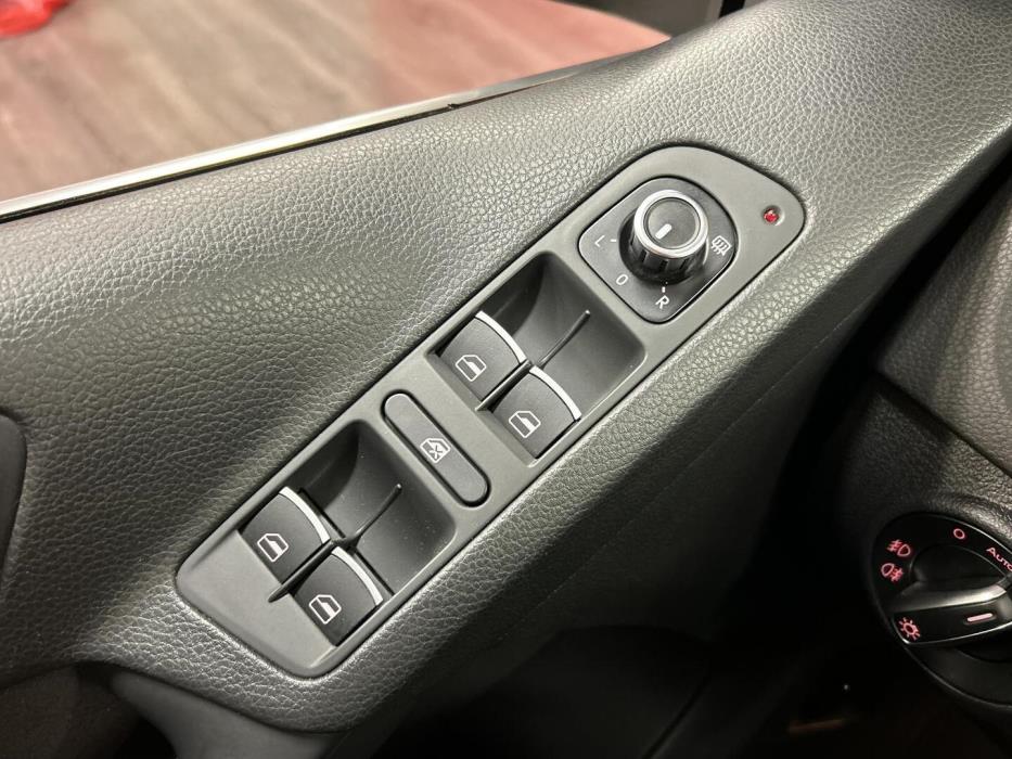 VOLKSWAGEN Tiguan 2012