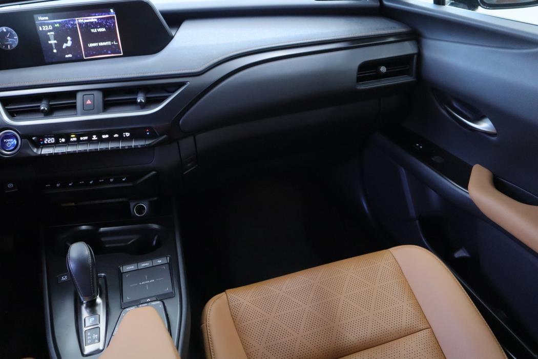 LEXUS UX 2021