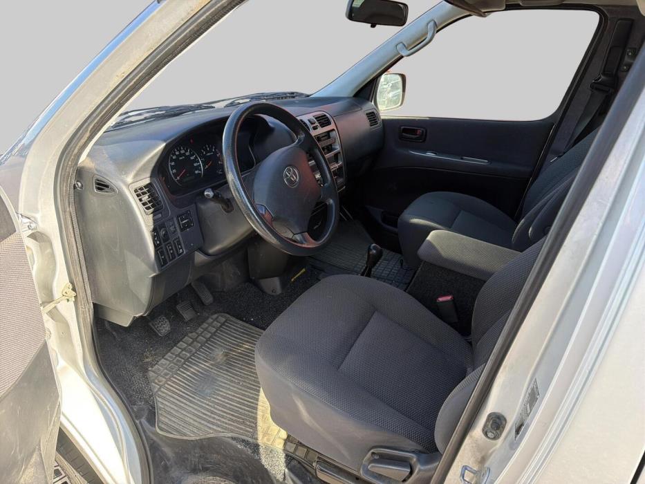 TOYOTA Hiace 2011