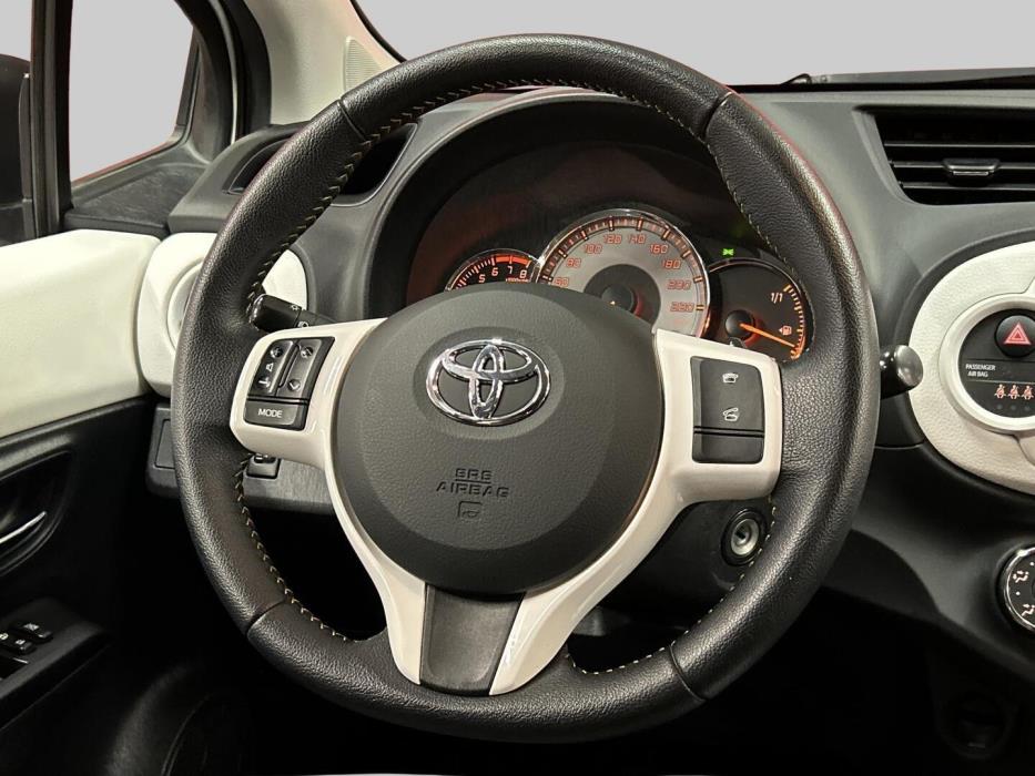 TOYOTA Yaris 2013
