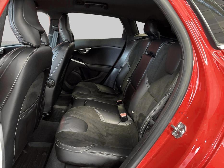 VOLVO V40 2016