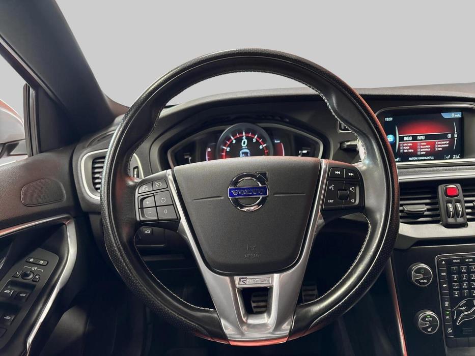 VOLVO V40 2016