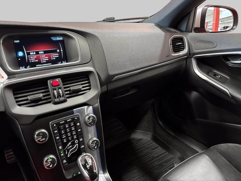 VOLVO V40 2016