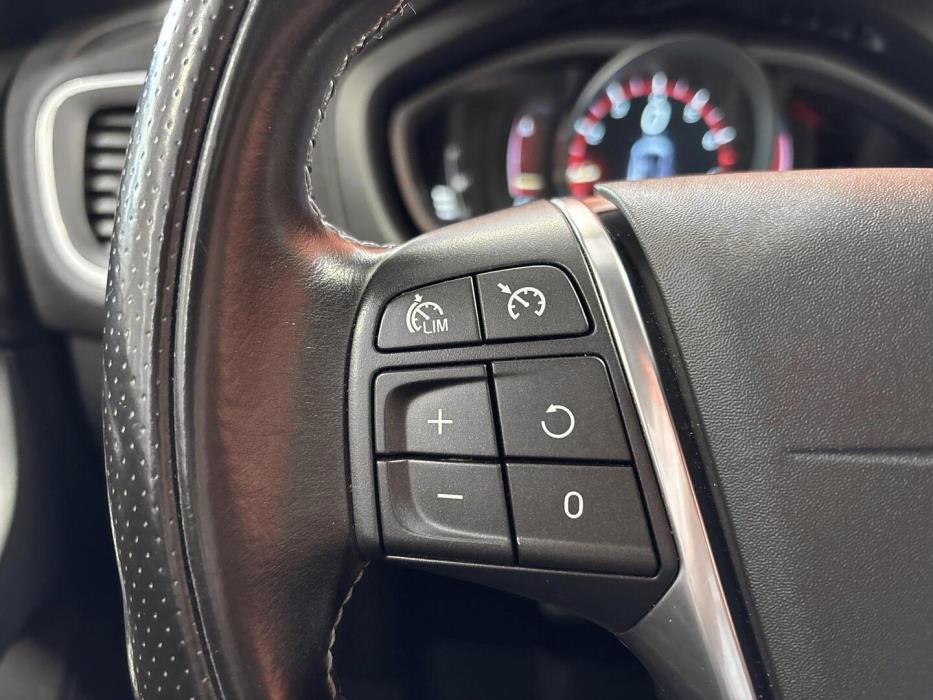 VOLVO V40 2016