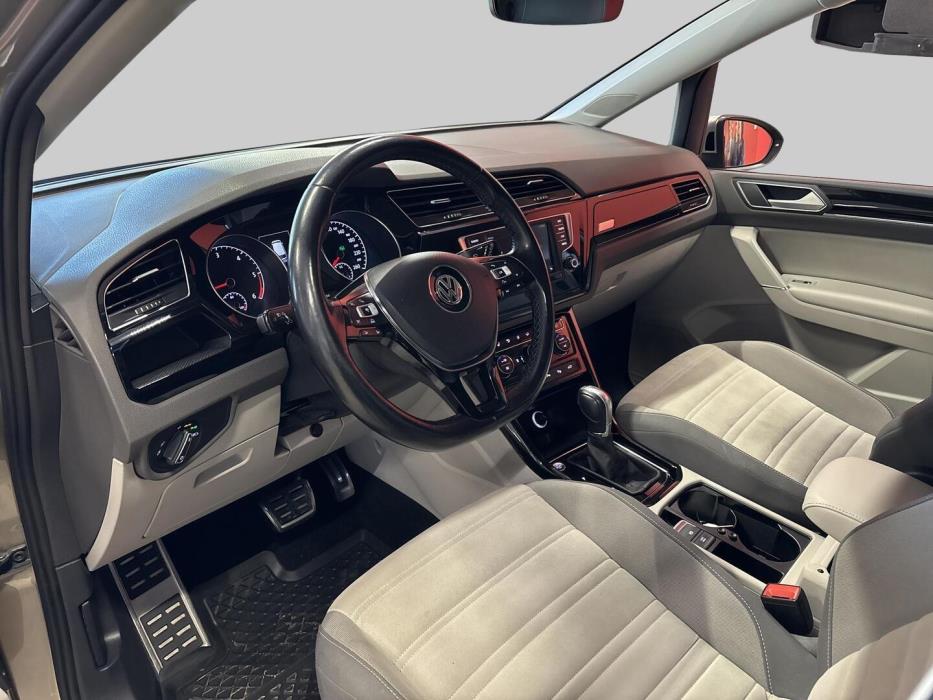 VOLKSWAGEN Touran 2016